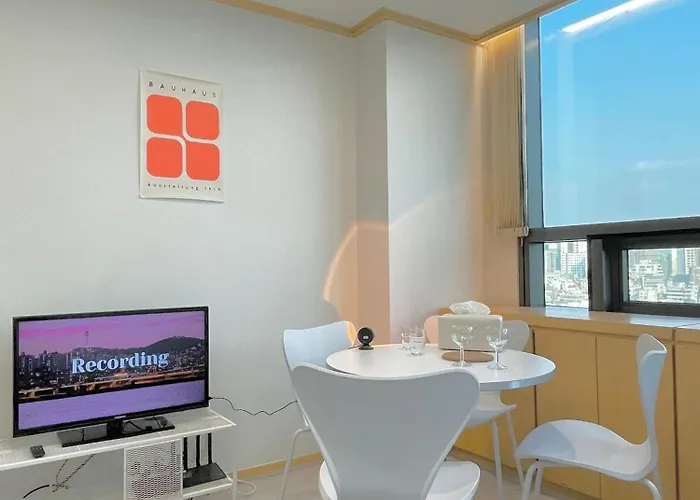 Apartment 2026best 홍대입구역1분 연남동5분 멋진뷰 넓은룸 짐보관 홍대거리 올리브영1분 Seoul