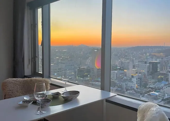 2026best 홍대입구역1분 연남동5분 멋진뷰 넓은룸 짐보관 홍대거리 올리브영1분 Seoul