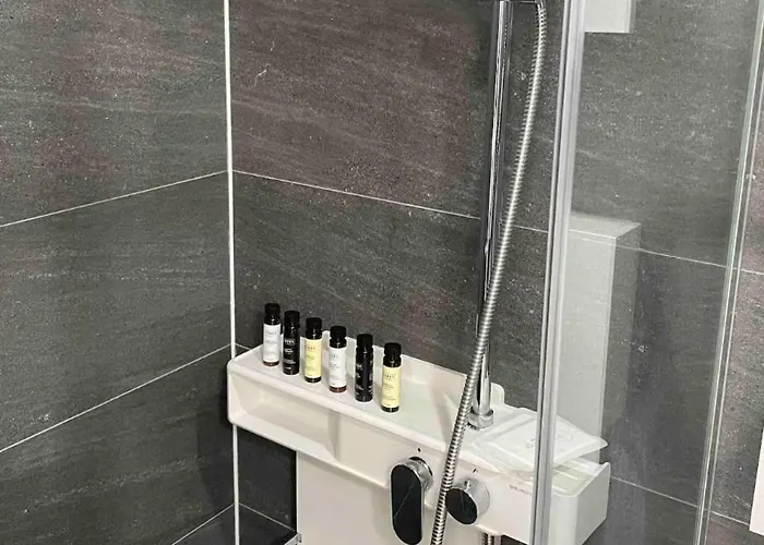홍대입구역1분 연남동5분 멋진전망 넓은공간 짐보관 홍익대쇼핑거리 올리브영1분 2qbed Seoul