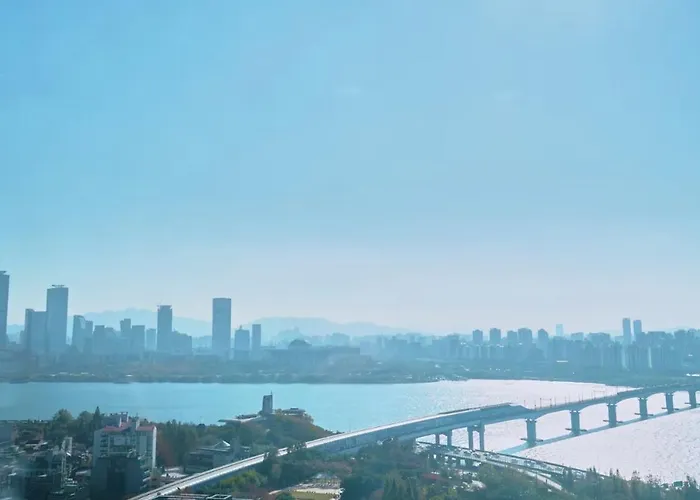 홍대입구역1분 연남동5분 멋진전망 넓은공간 짐보관 홍익대쇼핑거리 올리브영1분 2qbed Apartment Seoul