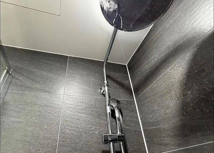 홍대입구역1분 연남동5분 멋진전망 넓은공간 짐보관 홍익대쇼핑거리 올리브영1분 2qbed *