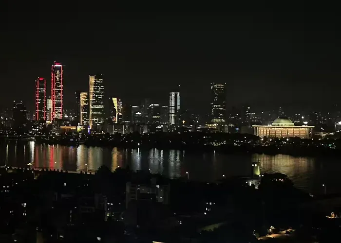 홍대입구역1분 연남동5분 멋진전망 넓은공간 짐보관 홍익대쇼핑거리 올리브영1분 2qbed Apartment