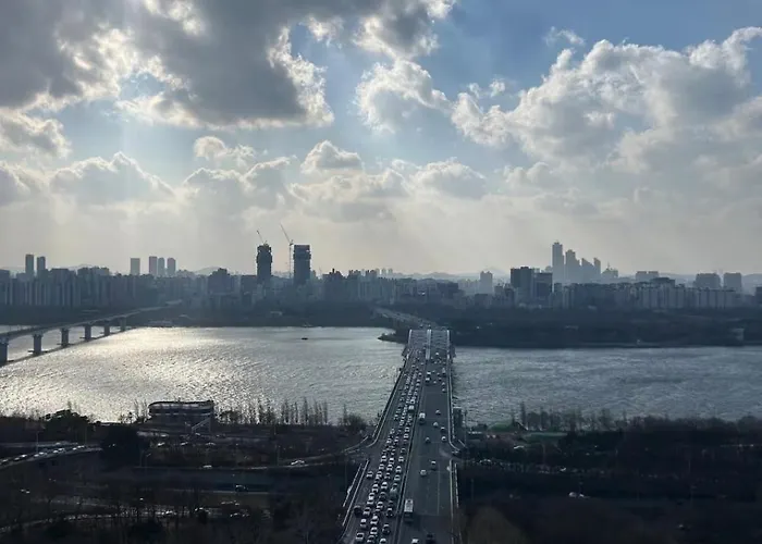 홍대입구역1분 연남동5분 멋진전망 넓은공간 짐보관 홍익대쇼핑거리 올리브영1분 2qbed *