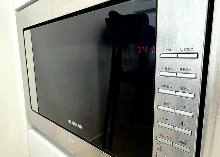 홍대입구역1분 연남동5분 멋진전망 넓은공간 짐보관 홍익대쇼핑거리 올리브영1분 2qbed Apartment