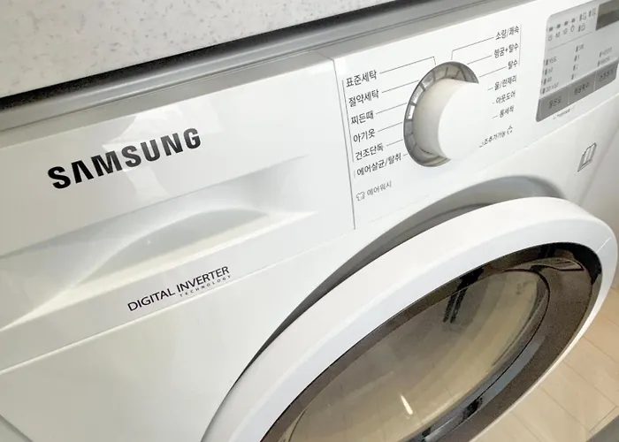 홍대입구역1분 연남동5분 멋진전망 넓은공간 짐보관 홍익대쇼핑거리 올리브영1분 2qbed Apartment *